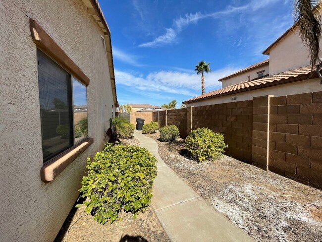 Building Photo - Great Deal in Sun Groves with 3 car tandem...