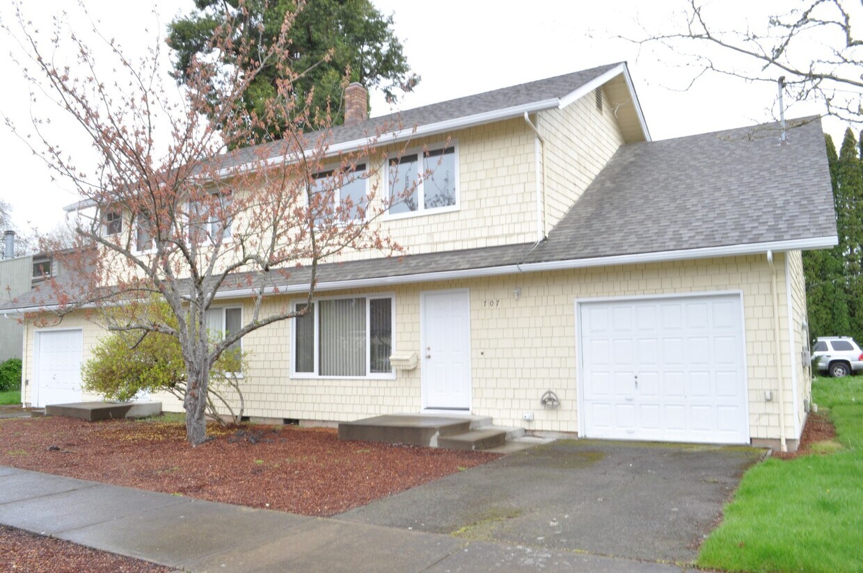 Primary Photo - CLOSE TO OSU - 3 bed 1.5 bath duplex, with...