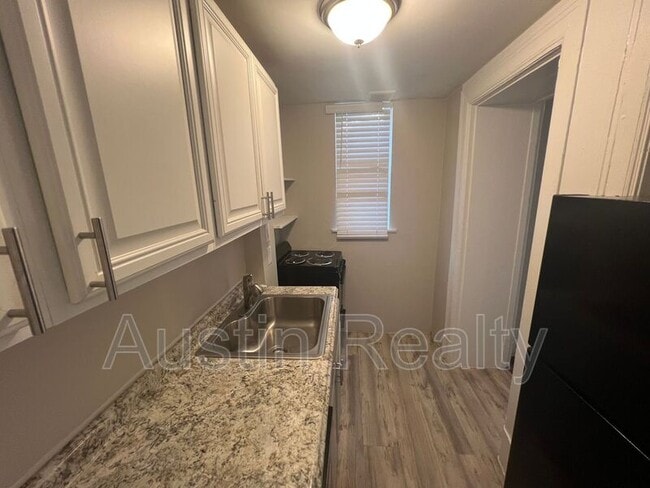 Building Photo - 322 N Newstead Ave