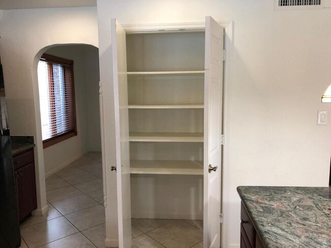 Building Photo - Stunning Cul-de-Sac Home with Remodeled In...
