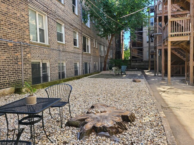 Building Photo - 705 W Cornelia Ave