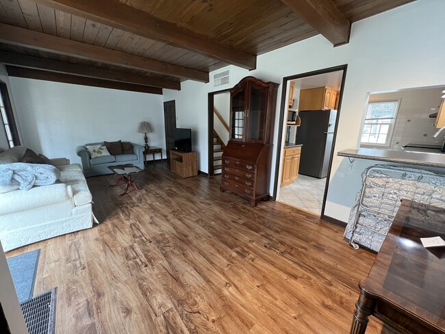 Building Photo - Furnished 3bed/2bath Greendale 2 Story Ava...