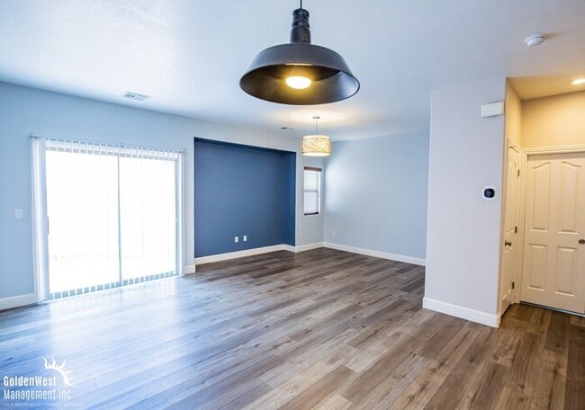 Building Photo - Beautiful 3Bdm 2.5Ba Home in Gated Communi...