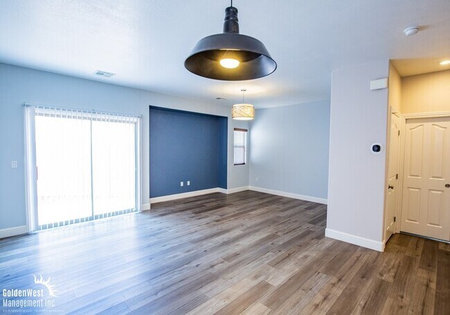 Foto del edificio - Beautiful 3Bdm 2.5Ba Home in Gated Communi...