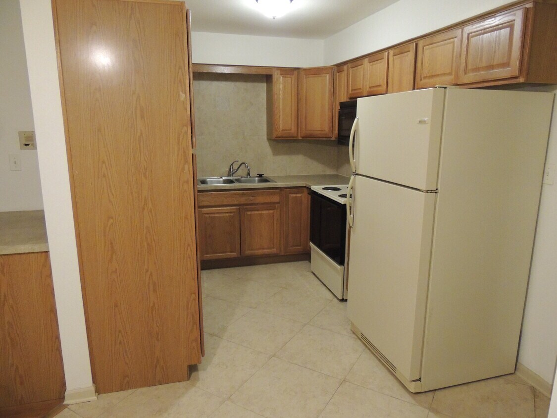 Kitchen - 646 Daisy Ln