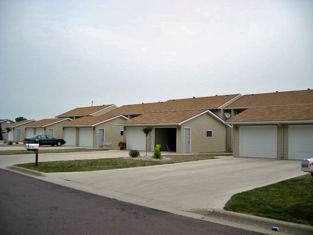 621 Burton Ln, Fairmont, MN 56031 Townhome Rentals in Fairmont MN