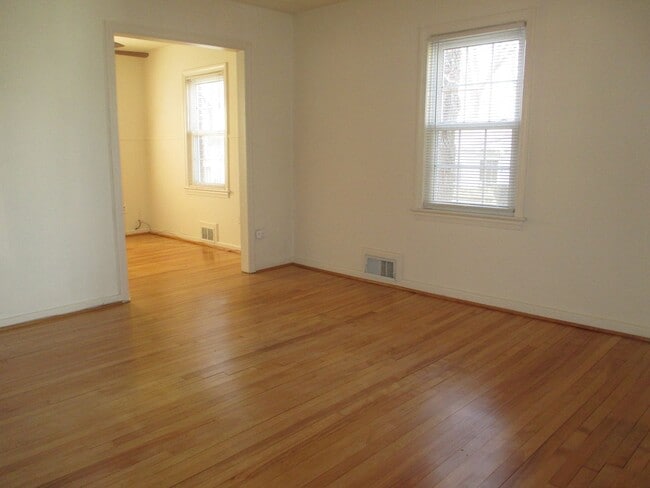 Building Photo - Semi-Deteched Near Hunington Metro!!