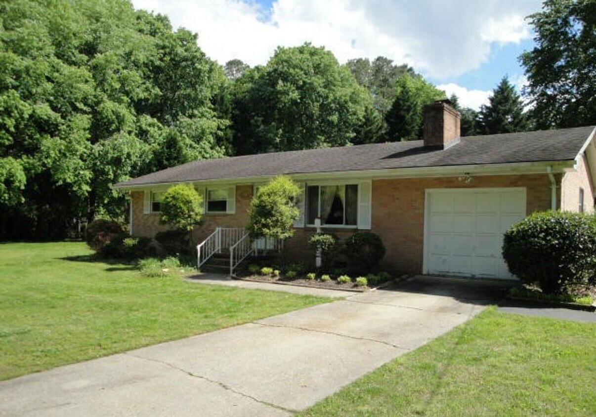 3 bedroom/1 bathroom- Fenton Mill Road - 3 bedroom/1 bathroom- Fenton Mill Road