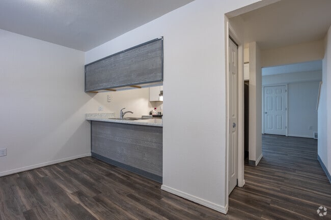 2BR, 2BA - 1,098SF - Kitchen - Arrowtree Apartments