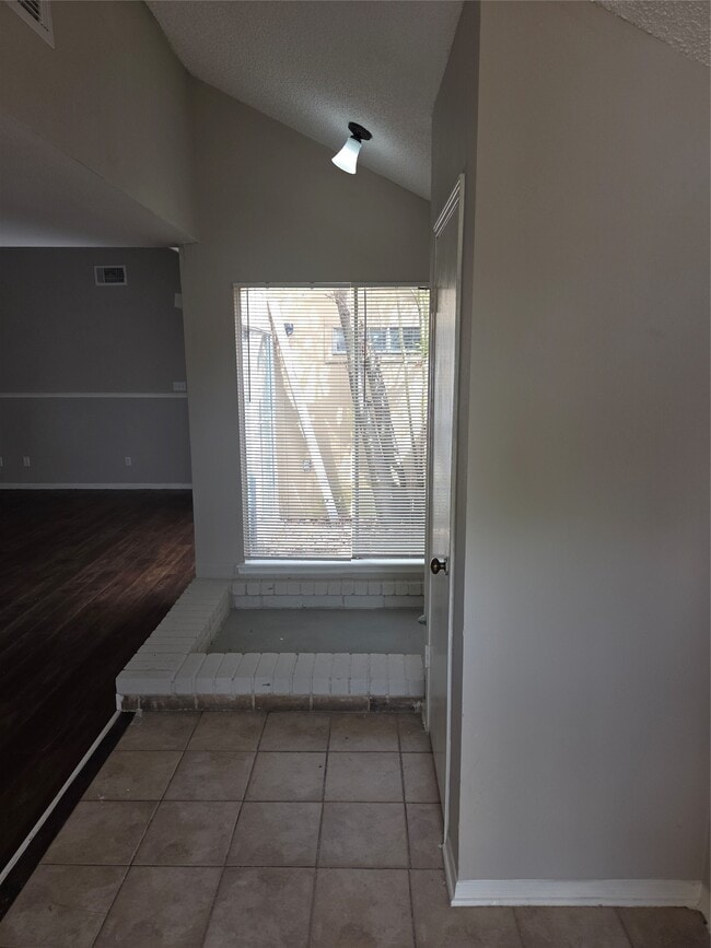 Foto del edificio - 6303 Gladewell Dr