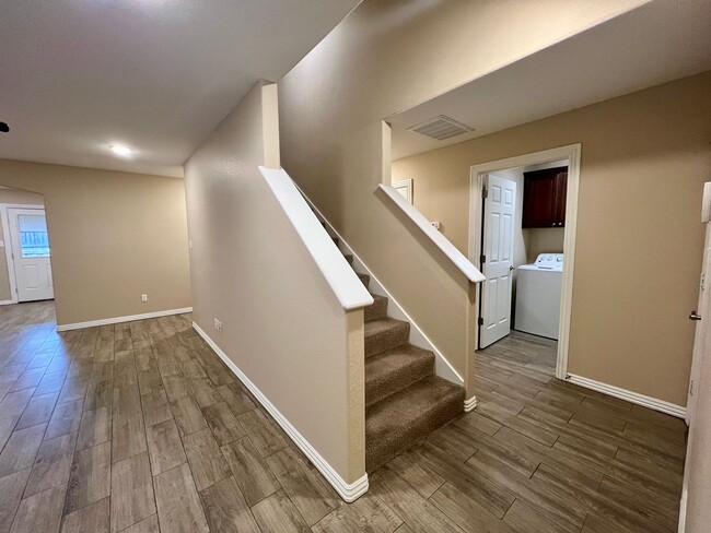 Building Photo - 3B/2.5B Spacious Townhome with Fenced Back...