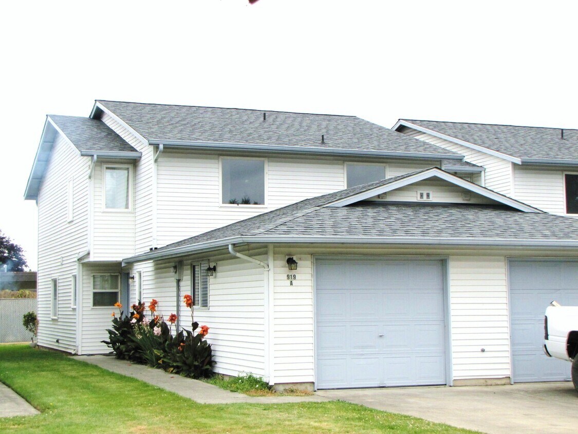Exterior - 919 28th St NE