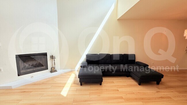 Foto del edificio - 8651 E Royal Palm Rd