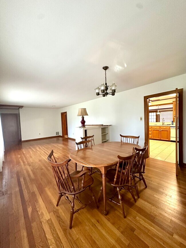 Foto del edificio - MOVE IN SPECIAL!!!! Charming 3-Bedroom, 2-Bathroom, 2,200 Sq. Ft. Home in Broadmoor Subdivision