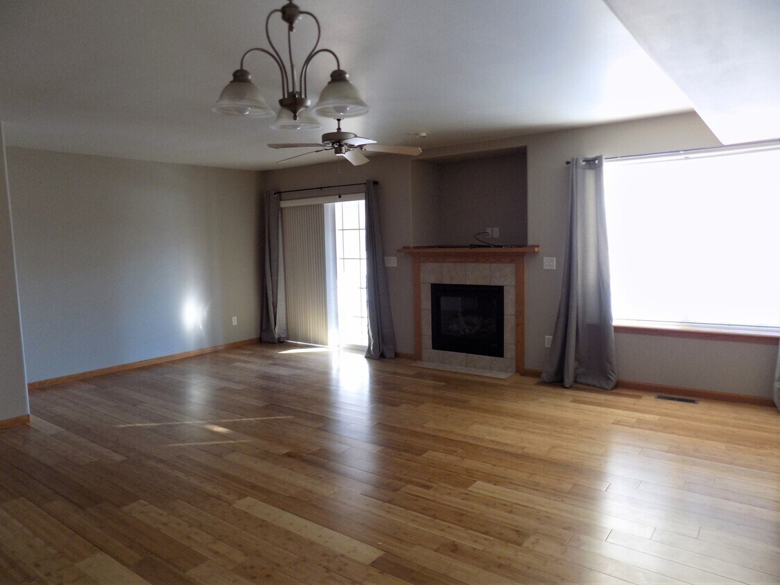 Foto principal - Large 3bedroom/2.5 bath Iowa City Townhouse