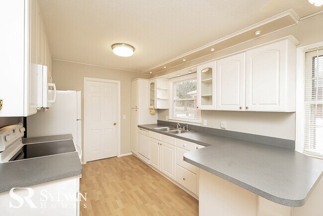 Building Photo - Come view this charming 3BR 2BA home