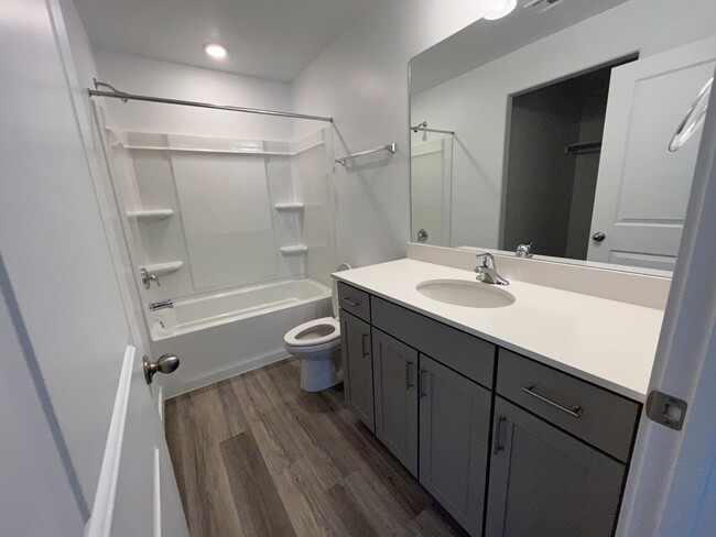 Foto del edificio - Beautiful Four Bed Townhome!!
