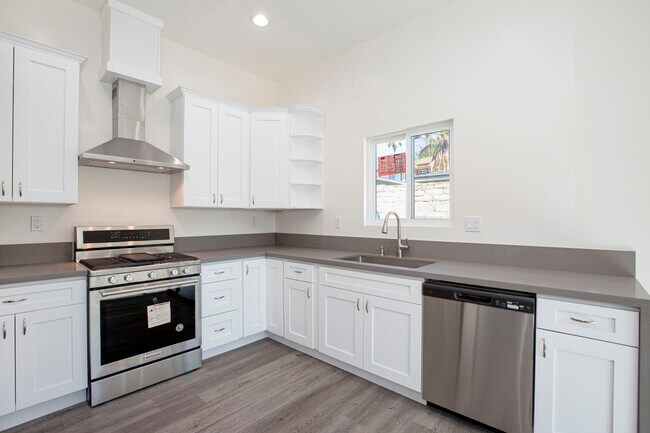 Building Photo - 2757 Paloma St