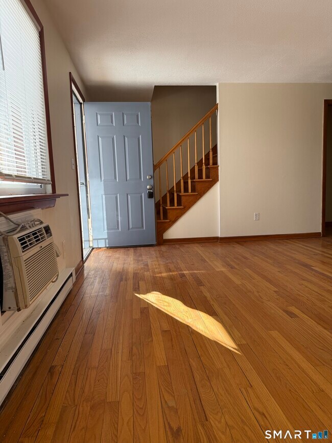 Building Photo - 273 Queen St