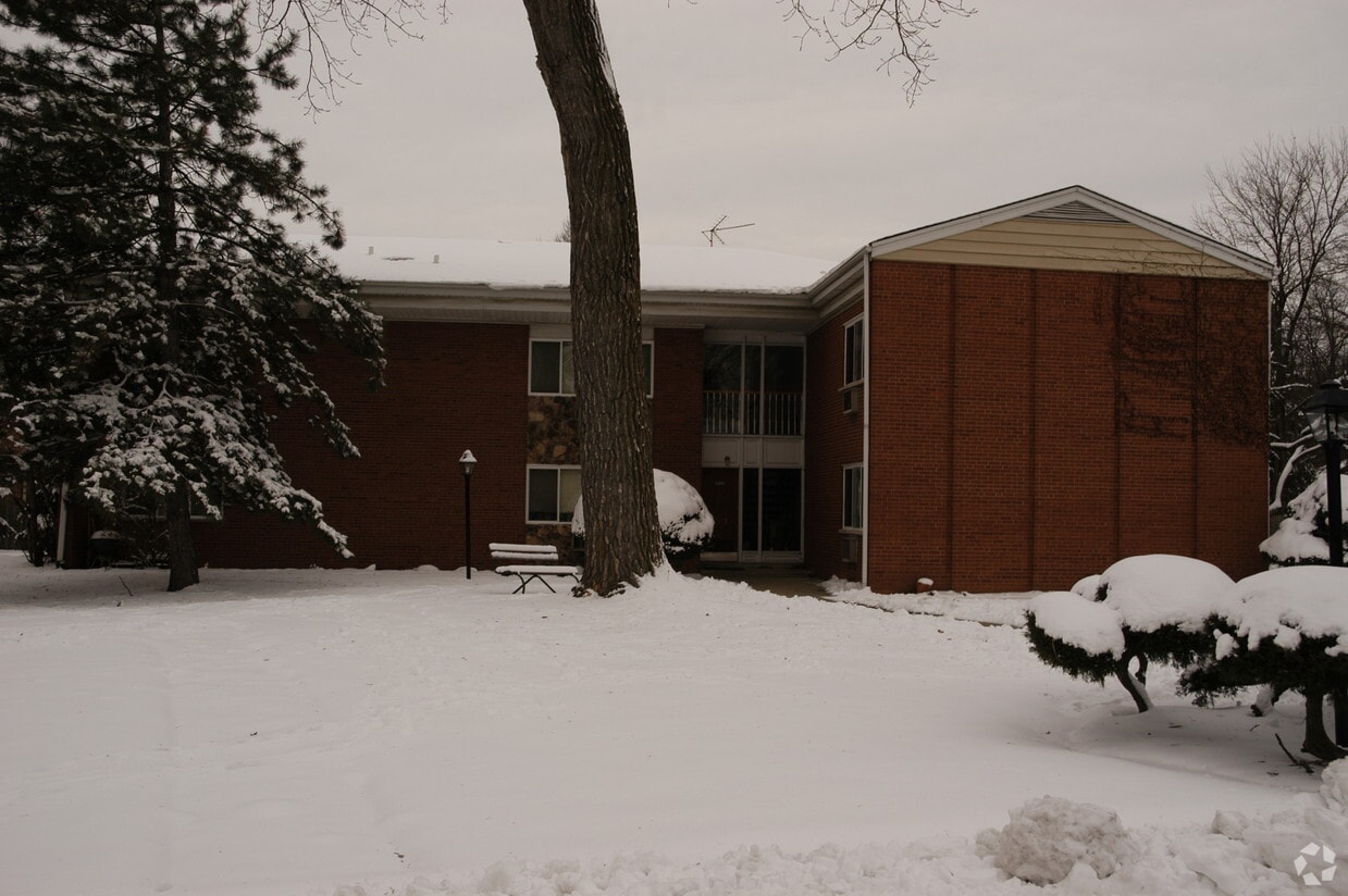 Primary Photo - St.Moritz Apartments