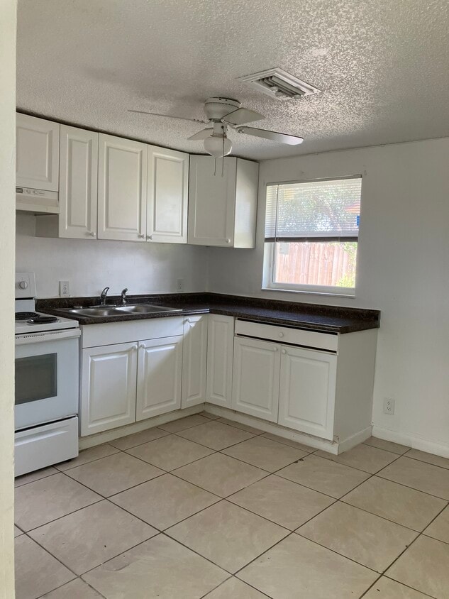 286 Lowell Ave - Kitchen - 286 Lowell Ave