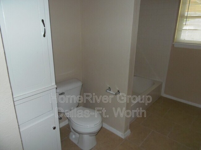Building Photo - 5520 Oak Trail