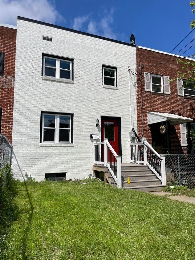 Primary Photo - Updated 3 Bed 1 Bath Townhouse In Lancaste...