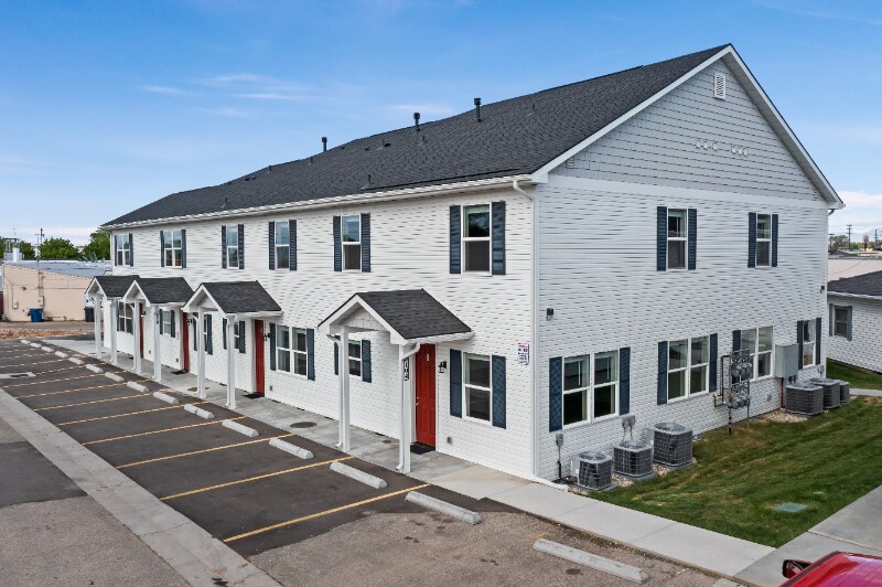 Primary Photo - 104 Davis Ave