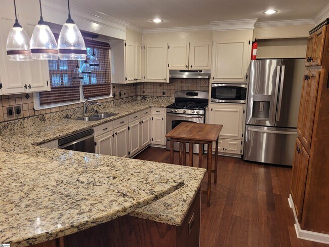 Building Photo - 103 Pinehurst Dr