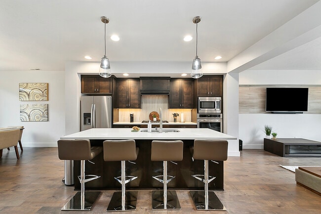 Building Photo - 3714 E Parkcenter Blvd