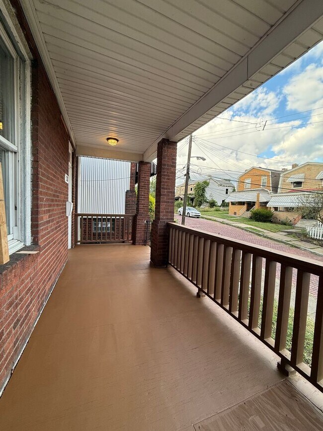 Building Photo - Updated 3BR 1 bath house with off street p...