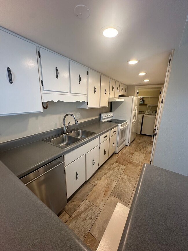 Foto del edificio - 3BD/2BA Townhouse located in Whispering Oaks!