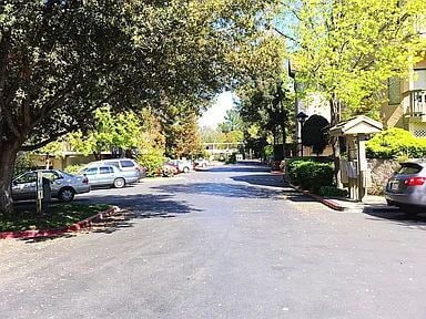 Building Photo - Welcome home to this bright, spacious, top-floor unit in a highly desirable community