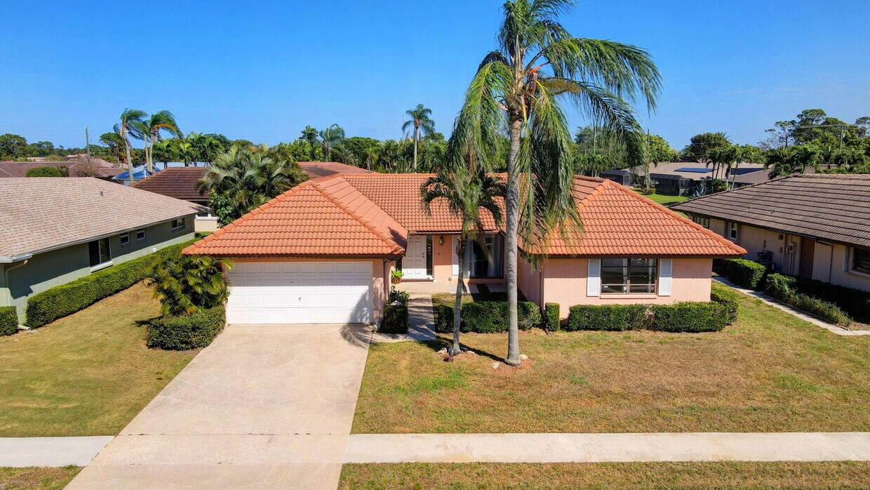 Primary Photo - 10452 Greentrail Dr S