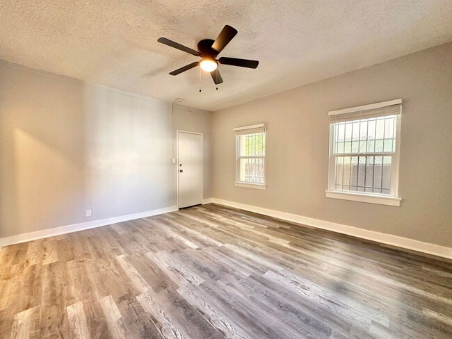 Building Photo - 849 S Kenmore Ave