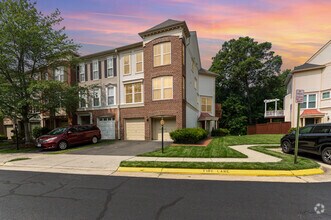 Building Photo - 43095 Hunters Green Square