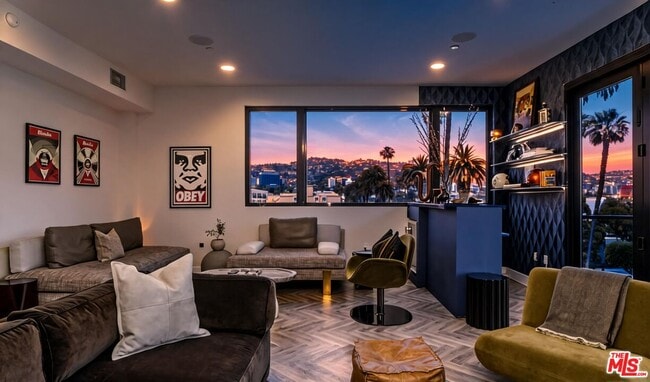 Building Photo - 137 N Doheny Dr