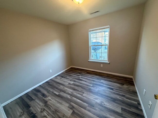 Building Photo - 2BR/1BA Duplex Home in Hallsville, MO