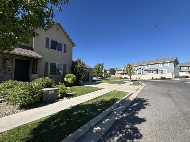 Foto del edificio - 3318 Quarter Mile Dr