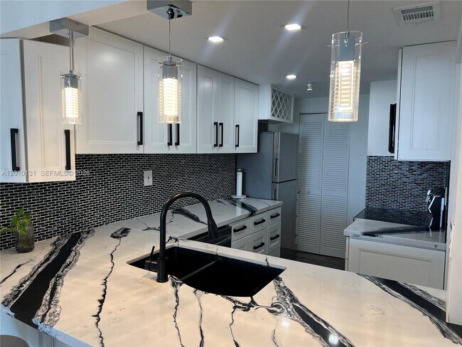 Foto del edificio - 1717 N Bayshore Dr