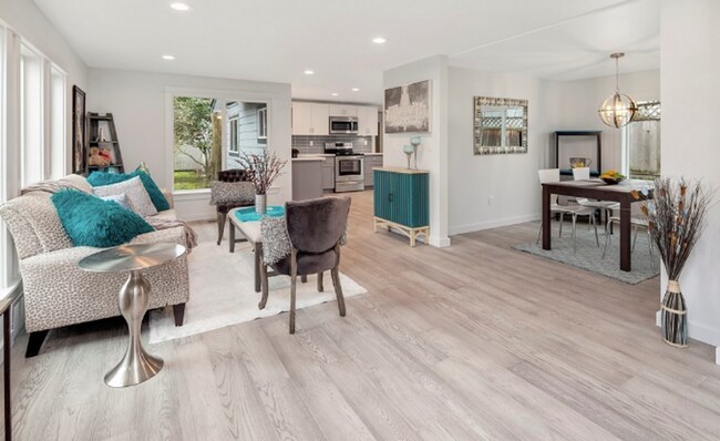 Building Photo - Beautifully Updated Home Conveniently Loca...