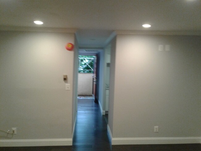 Foyer - 293 G St SW