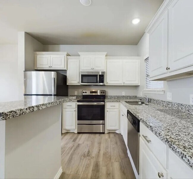 Foto del edificio - West End 3 Bedroom 3.5 Bath Home