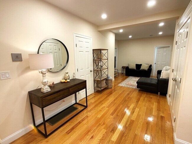 Foto del edificio - Awesome 4 bed 2 bath in Somerville... Don't miss out!!