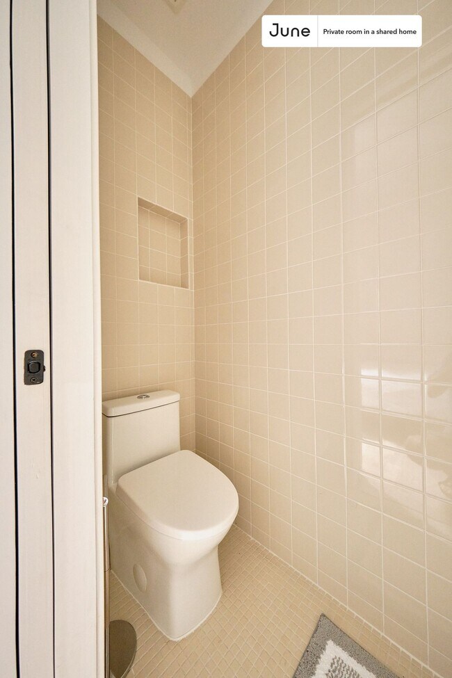 Building Photo - Private bedroom in 4 bed/4 bath Home