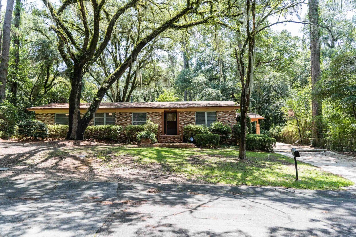 Primary Photo - 2103 Evergreen Dr