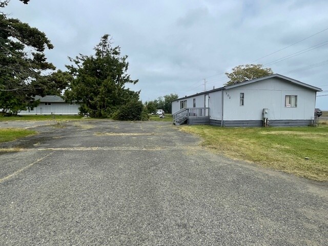Building Photo - 102 W Veterans Ave