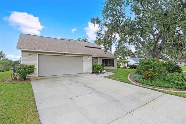 Building Photo - 8006 Oak Dr