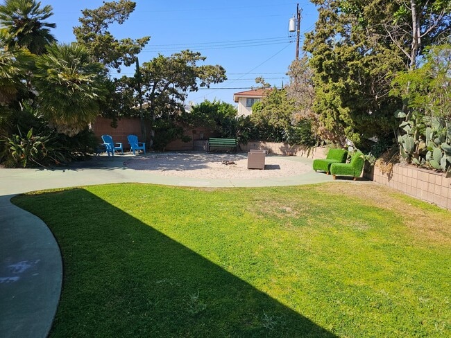 Foto del edificio - 1087 N Greengrove St