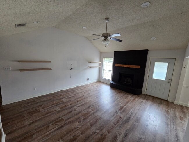 Building Photo - 209 W Billington Dr